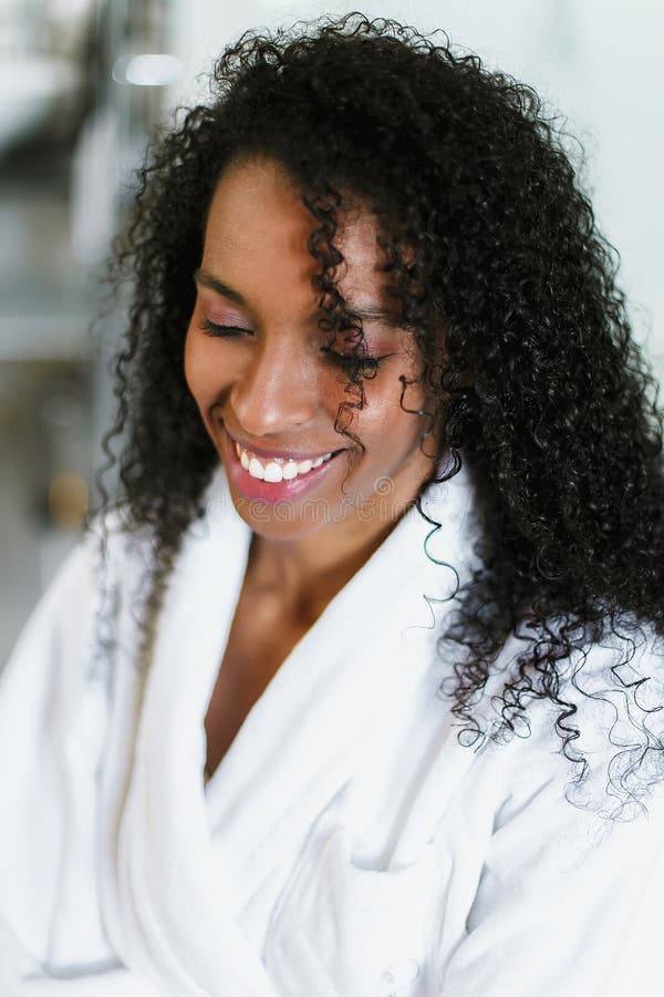 Zamyka w górę fotografii dosyć afro amerykańska dziewczyny pozycja w łazience i być ubranym białego bathrobe obraz stock Zamyka w górę fotografii dosyć afro amerykańska dziewczyny pozycja w łazience i być ubranym białego bathrobe obraz stock