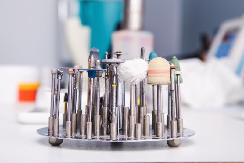 Zamyka w górę fotografii stomatologiczny narzędzia â€ 'świderów burrs i denture polisa