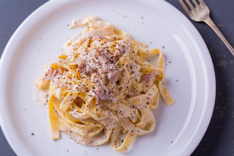 Zamyka w górę makaronu carbonara na białym talerzu z tłem, zdjęcie stock Zamyka w górę makaronu carbonara na białym talerzu z tłem, zdjęcie stock
