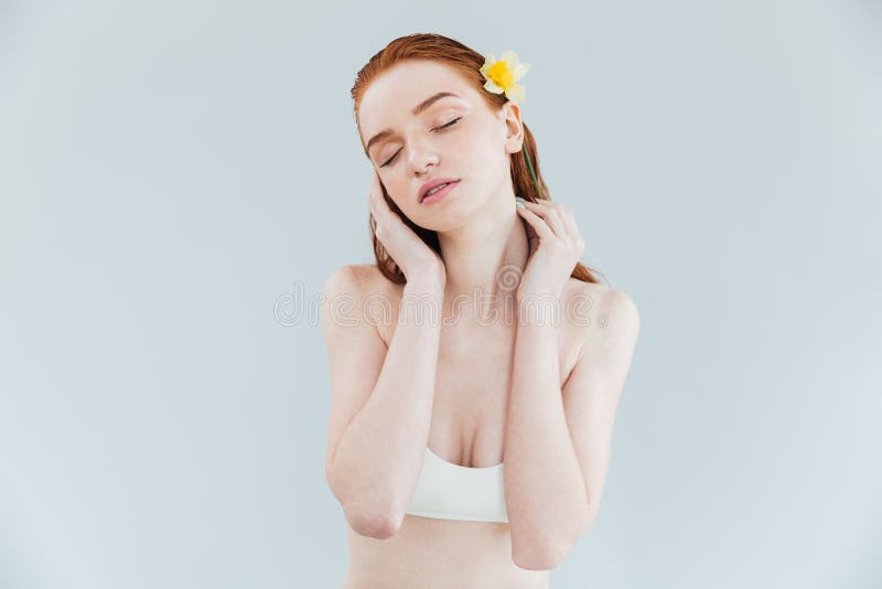 Zamyka w górę moda portreta zmysłowa młoda redheaded kobieta obrazy stock Zamyka w górę moda portreta zmysłowa młoda redheaded kobieta obrazy stock