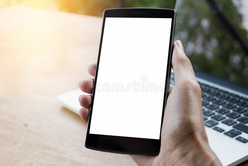Zamyka w górę mężczyzny używa mądrze telefon z pustym miejscem i laptopem m?drze fotografia stock Zamyka w górę mężczyzny używa mądrze telefon z pustym miejscem i laptopem m?drze fotografia stock