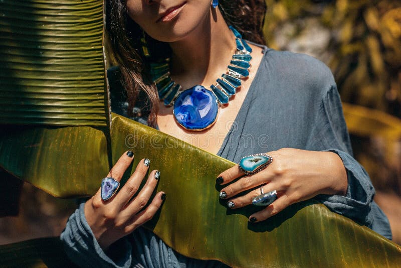 Zamyka w górę młodej kobiety jest ubranym klejnotu kamienia jewellery outdoors obrazy stock Zamyka w górę młodej kobiety jest ubranym klejnotu kamienia jewellery outdoors obrazy stock
