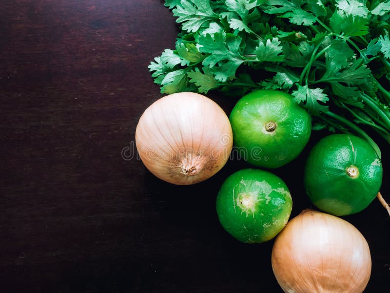 Zamyka w górę organicznie świeżych kolenderów, cilantro, cebula i wapno jest zdjęcie royalty free Zamyka w górę organicznie świeżych kolenderów, cilantro, cebula i wapno jest zdjęcie royalty free