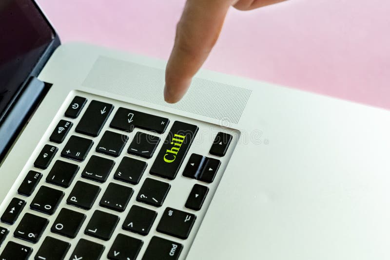 Zamyka w górę osoby ` s ręki palca pcha ` chłodu ` tekst na guziku laptopu klawiatura odizolowywający pojęcie v zdjęcie royalty free Zamyka w górę osoby ` s ręki palca pcha ` chłodu ` tekst na guziku laptopu klawiatura odizolowywający pojęcie v zdjęcie royalty free