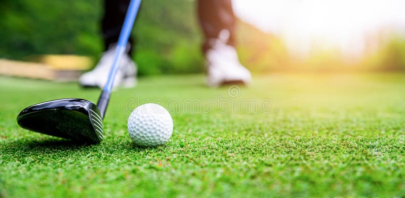 Zamyka w górę piłki golfowej na zielonej trawy polu obraz royalty free