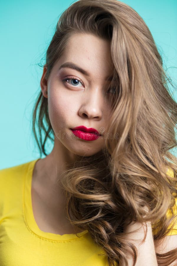 Zamyka w górę portreta piękna kobieta z fachowym makeup, czerwonymi wargami i kędziorami, długo fotografia royalty free Zamyka w górę portreta piękna kobieta z fachowym makeup, czerwonymi wargami i kędziorami, długo fotografia royalty free