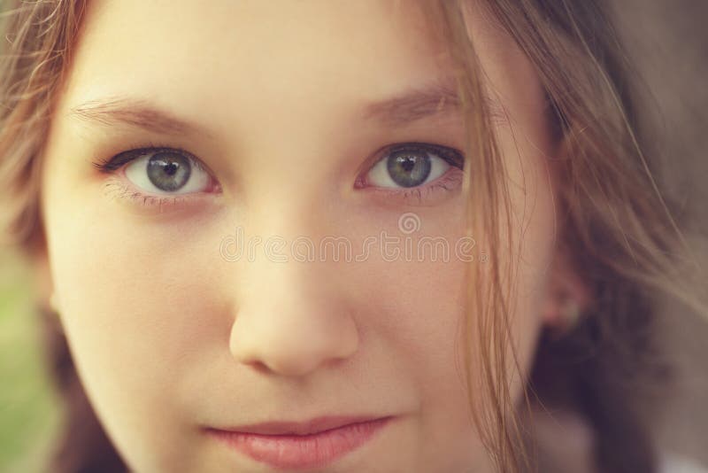 Zamyka w górę portreta szczęśliwa nastoletnia dziewczyna fotografia stock Zamyka w górę portreta szczęśliwa nastoletnia dziewczyna fotografia stock