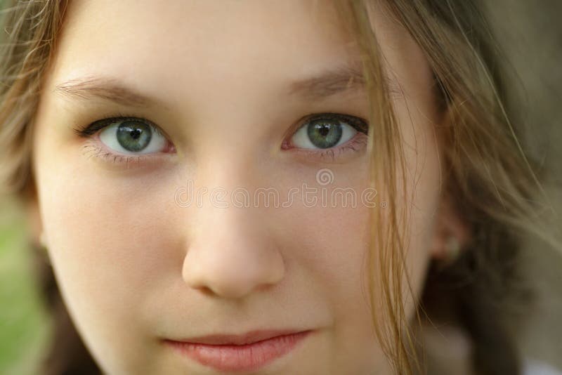 Zamyka w górę portreta szczęśliwa nastoletnia dziewczyna fotografia stock Zamyka w górę portreta szczęśliwa nastoletnia dziewczyna fotografia stock