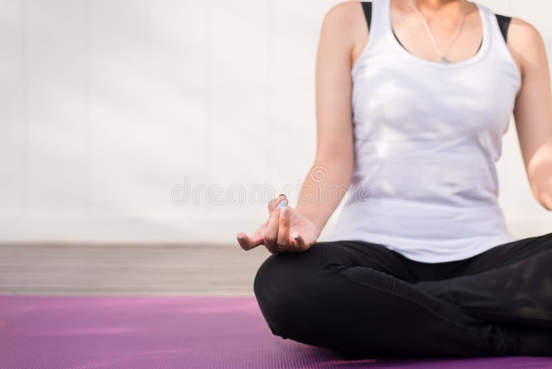Zamyka w g?r? r?ki kobiety praktyk medytacji na lotosowej posturze i joga zdjęcia stock Zamyka w g?r? r?ki kobiety praktyk medytacji na lotosowej posturze i joga zdjęcia stock