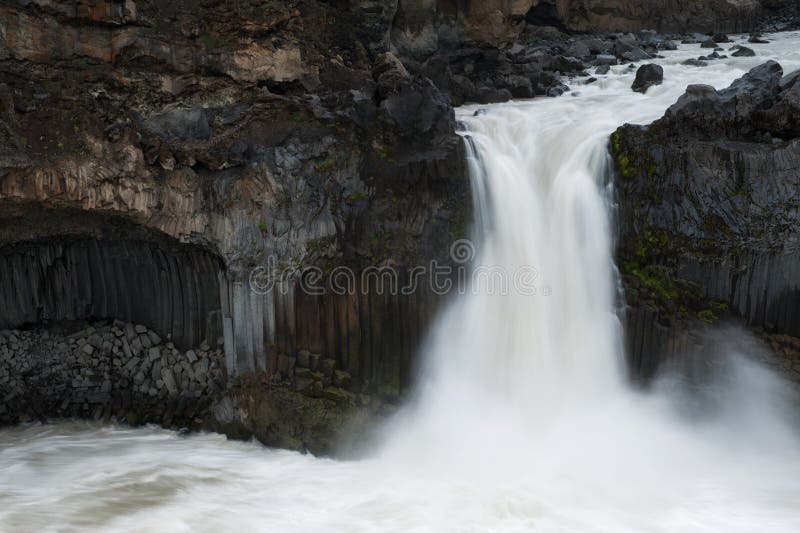 Zamyka w górę widoku Aldeyjarfoss bazalta i siklawy formacje ar obrazy stock Zamyka w górę widoku Aldeyjarfoss bazalta i siklawy formacje ar obrazy stock
