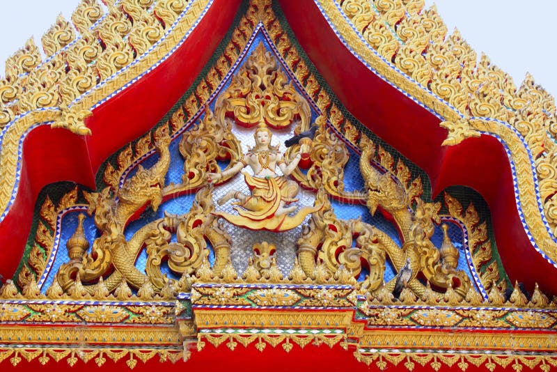 Zamyka w górę złotego czerwonego cyzelowania Świątynia pięknie ozdabia drewnianych cyzelowania przedstawia Buddha życie zaznajami zdjęcia stock Zamyka w górę złotego czerwonego cyzelowania Świątynia pięknie ozdabia drewnianych cyzelowania przedstawia Buddha życie zaznajami zdjęcia stock