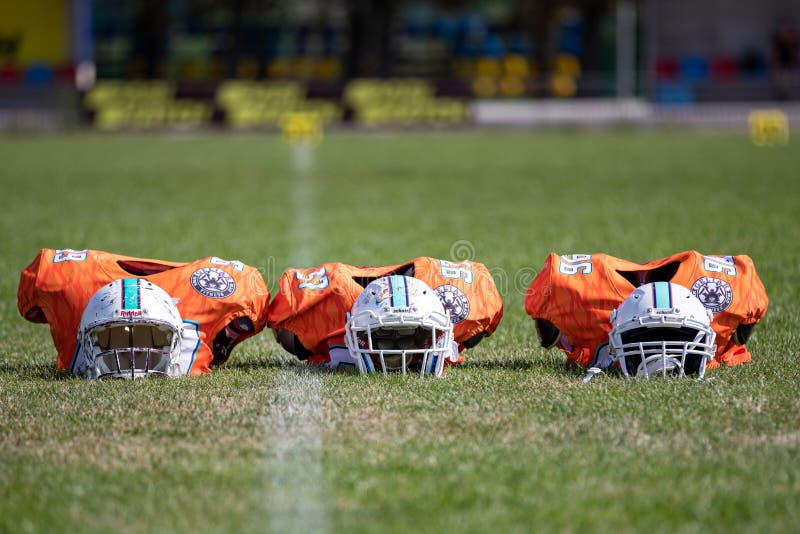 Zamykanie koszulki sportowej z kaskami na amerykańskim tle sportowym obrazy stock Zamykanie koszulki sportowej z kaskami na amerykańskim tle sportowym obrazy stock