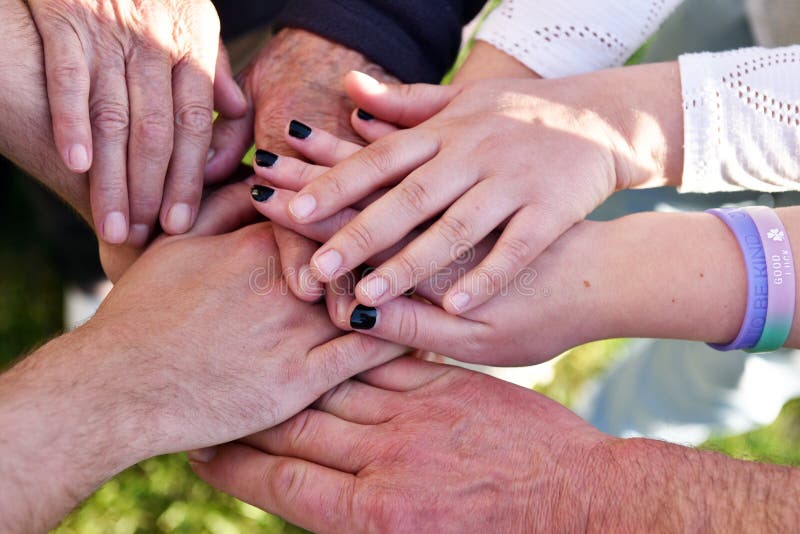 Zamykanie rąk osób w różnym wieku symbolizujące koncepcję miłości rodzinnej i różnych pokoleń pracujących razem.