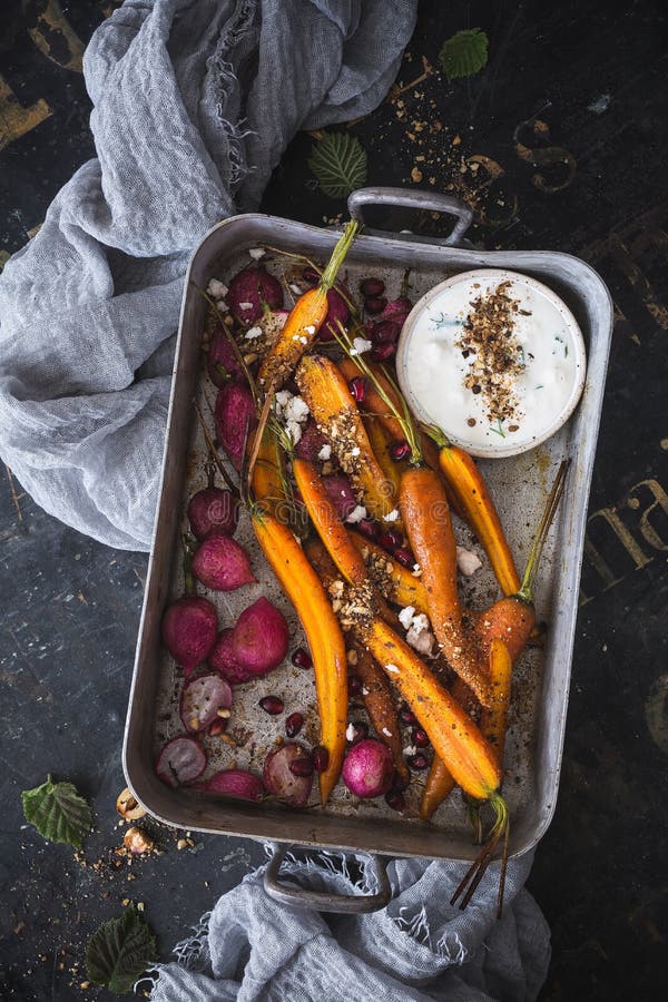 Zanahorias asadas, rábanos asados con la especia de Dukkah y salsa de queso feta imágenes de archivo libres de regalías Zanahorias asadas, rábanos asados con la especia de Dukkah y salsa de queso feta imágenes de archivo libres de regalías