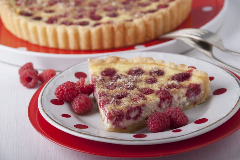 Zandcake met gestremde melk het vullen en frambozen stock fotografie