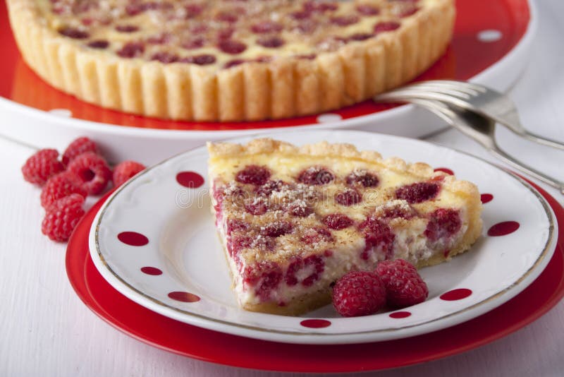 Zandcake met gestremde melk het vullen en frambozen stock afbeelding