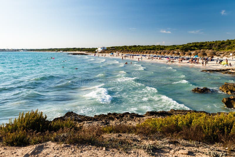 zandig strand met wit zand stock foto zandig strand met wit zand stock foto