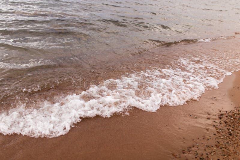 Zandige kust van het overzees als achtergrond stock foto's Zandige kust van het overzees als achtergrond stock foto's