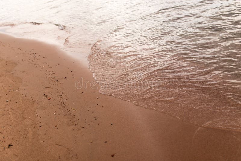 Zandige kust van het overzees als achtergrond stock fotografie Zandige kust van het overzees als achtergrond stock fotografie