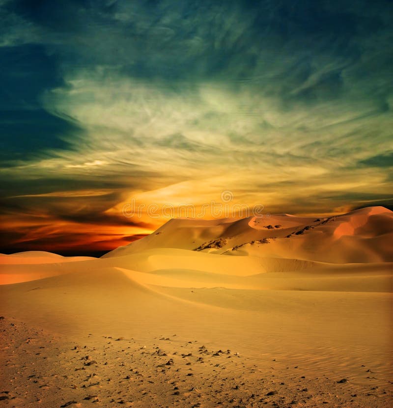 Zandige woestijn in zonsondergangtijd