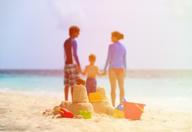 Zandkasteel op tropisch strand, familievakantie royalty-vrije stock afbeelding Zandkasteel op tropisch strand, familievakantie royalty-vrije stock afbeelding