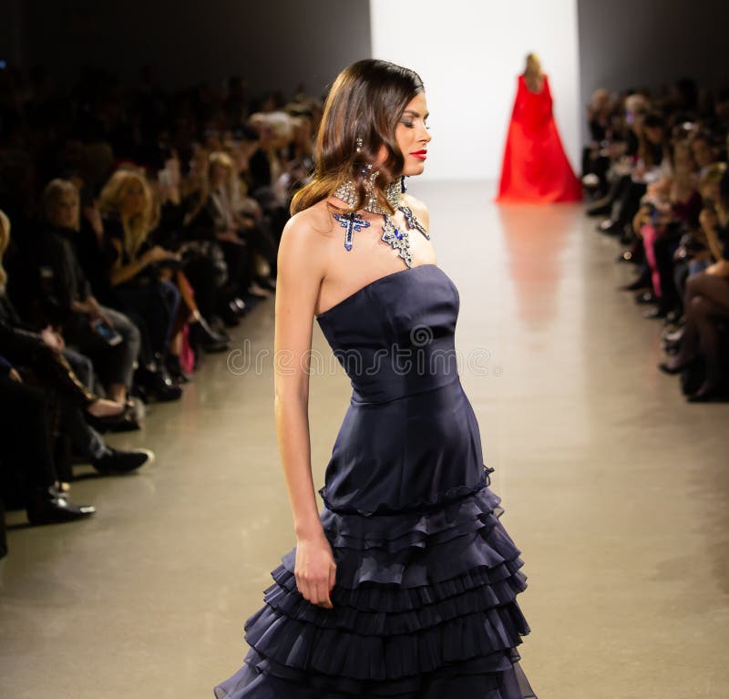 Zang Toi FW19 pasa startowego przedstawienie jako część new york fashion week tam obrazy stock Zang Toi FW19 pasa startowego przedstawienie jako część new york fashion week tam obrazy stock