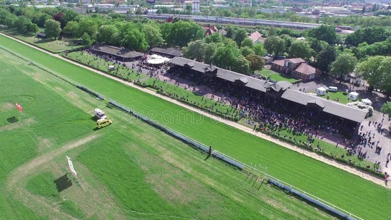 Zangão aéreo 4k Dresden de Pferderennbahn da trilha de corrida de cavalos