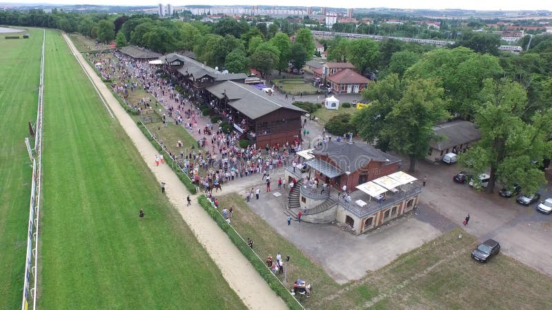 Zangão aéreo 4k Dresden de Pferderennbahn da trilha de corrida de cavalos