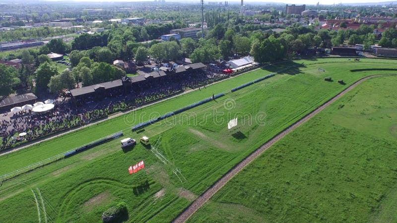 Zangão aéreo 4k Dresden de Pferderennbahn da trilha de corrida de cavalos