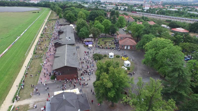 Zangão aéreo 4k Dresden de Pferderennbahn da trilha de corrida de cavalos