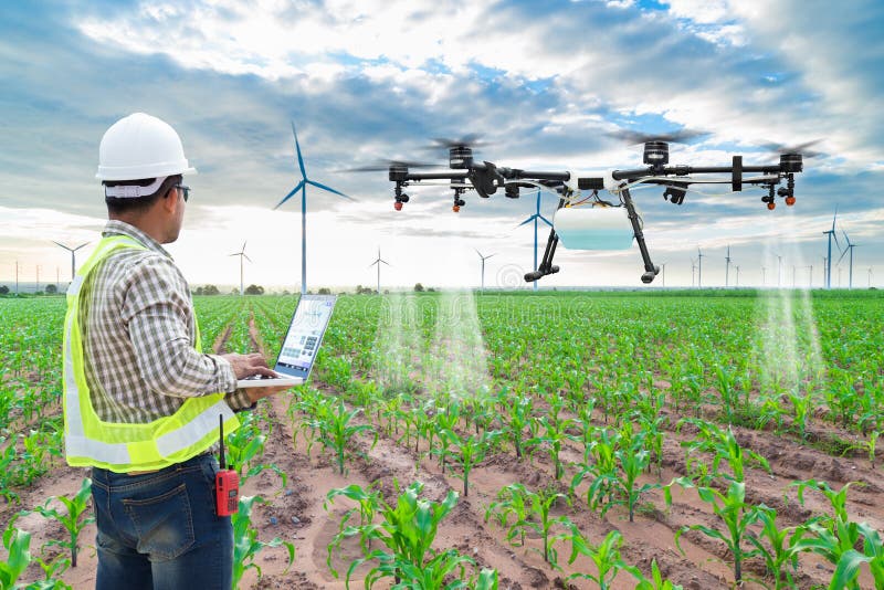 Zangão da agricultura do controle de computador do wifi do uso do fazendeiro do técnico fotografia de stock Zangão da agricultura do controle de computador do wifi do uso do fazendeiro do técnico fotografia de stock