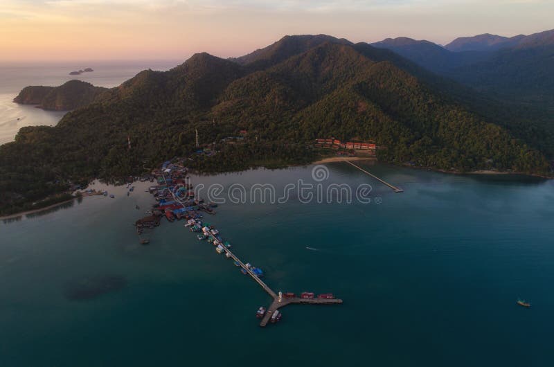 Zangão do por do sol disparado do farol em Koh Chang, Tailândia imagens de stock Zangão do por do sol disparado do farol em Koh Chang, Tailândia imagens de stock