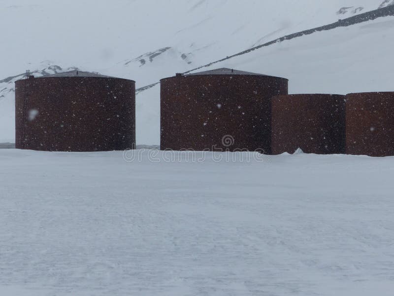 Zaniechani Wielorybiego oleju składowi zbiorniki ximpx w Antarctica fotografia stock Zaniechani Wielorybiego oleju składowi zbiorniki ximpx w Antarctica fotografia stock