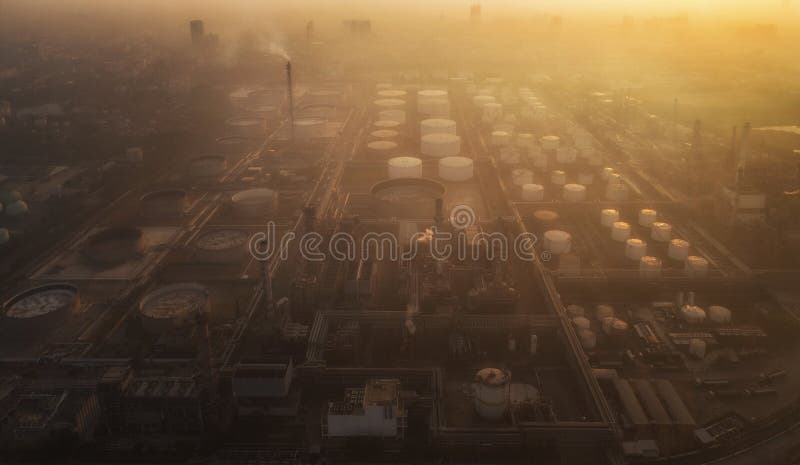 Zanieczyszczenie w rafinerii ropy naftowej i chemicznym przemysle fotografia stock Zanieczyszczenie w rafinerii ropy naftowej i chemicznym przemysle fotografia stock
