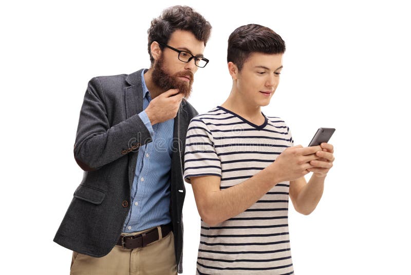 Zaniepokojony ojciec patrzeje telefon jego nastoletni syn obrazy royalty free