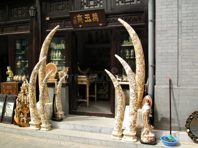 Zanne dell'avorio scolpite e per la vendita nel mercato di fine settimana di Pechino Cina Panjiayuan