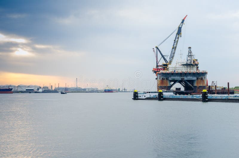 Zanurzalny dźwigowy naczynie zakotwiczał w porcie Rotterdam, holandie obrazy stock Zanurzalny dźwigowy naczynie zakotwiczał w porcie Rotterdam, holandie obrazy stock