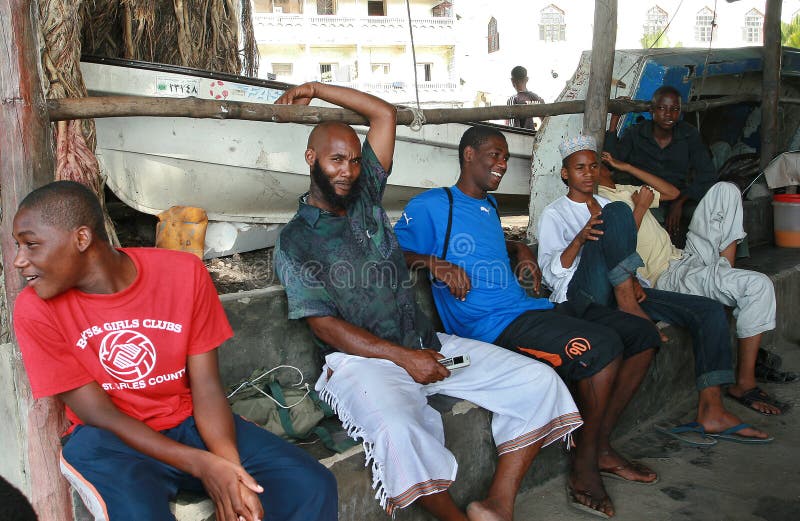 Zanzíbar empiedra la ciudad, musulmanes africanos que los hombres negros descansan en sombra. imágenes de archivo libres de regalías Zanzíbar empiedra la ciudad, musulmanes africanos que los hombres negros descansan en sombra. imágenes de archivo libres de regalías