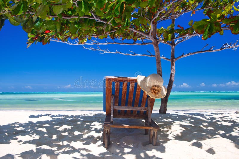 Zanzíbar tropical y silla de playa en la playa