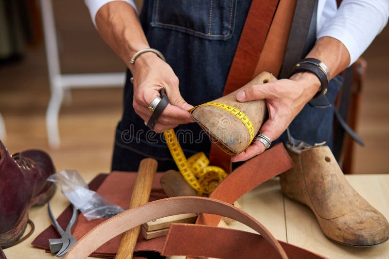 Zapatero Profesional Que Mide Un Zapato Con Cinta De Medida En Taller Foto  de archivo - Imagen de artesano, hombre: 206591002