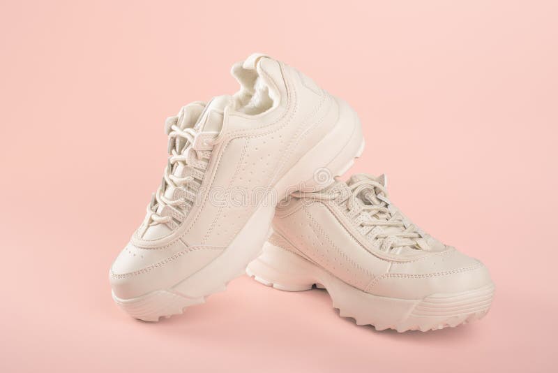 Zapatillas Blancas Con Fondo Claro. Zapatillas De Moda Para Mujeres Fondo Pastel. Zapatos Deportivos El Frío Foto de archivo - Imagen de adolescente, entrenamiento: 202715952