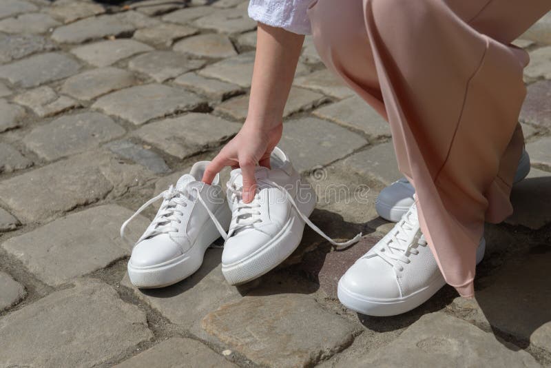 Barriga Crítico perro Zapatillas Blancas Nuevas Y Viejas . Comparación De Contraste Diferente  Nuevo Y Viejo Bueno Y Malo Limpio Y Sucio Concepto. Foto de archivo -  Imagen de muchacho, deslumbrante: 220468004