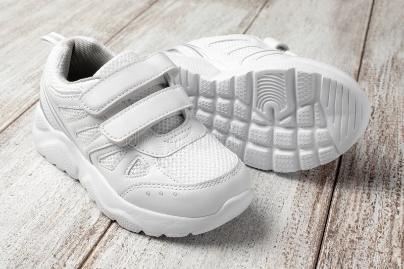 Zapatillas Blancas Para Niños Sobre Un Fondo Claro. Un Par De Deportivas De Moda Un Velcro Cerrado De de archivo Imagen de rojo, blanco: 224840923