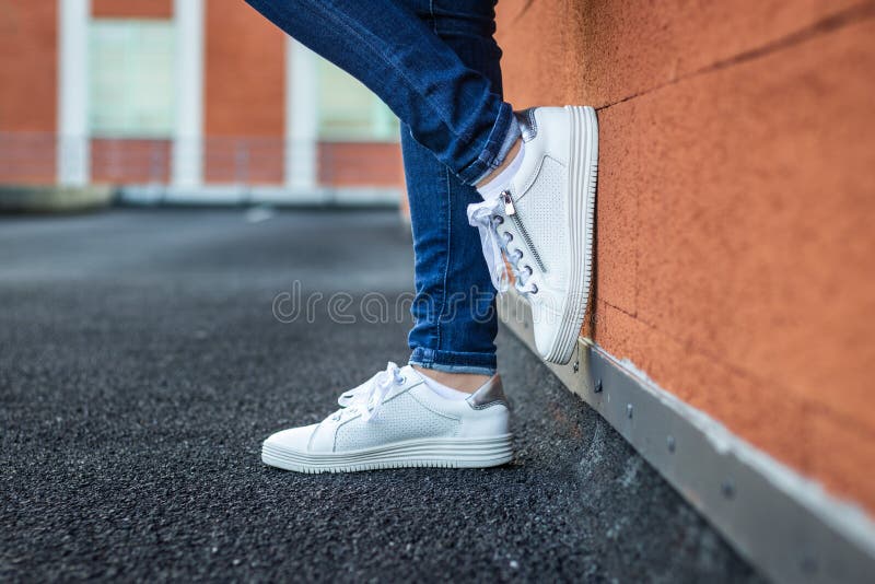 Blancas Y Jeans. De Moda Foto de archivo - Imagen de calle, cuero: 181307074