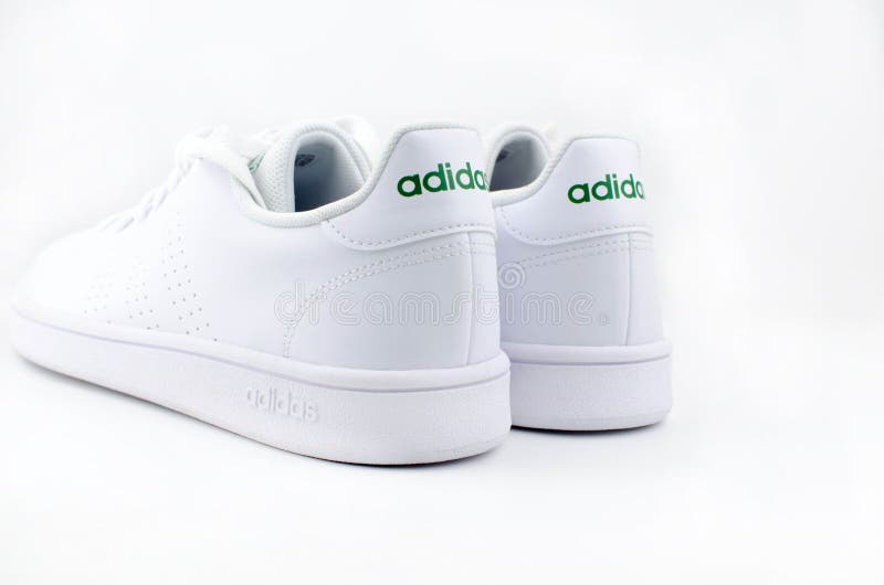 Zapatillas De Adidas Blancas Con Fondo Blanco Imagen de archivo editorial - de blanco, comunidad: 206487714