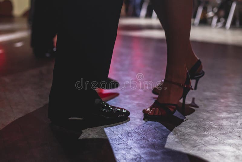 Zapatillas De Baile De Parejas Jóvenes Bailando Milonga Tradicional Latina Argentina En El Salón De Baile Tango Salsa Bachata de archivo - Imagen de funcionamiento, pares: 213591699