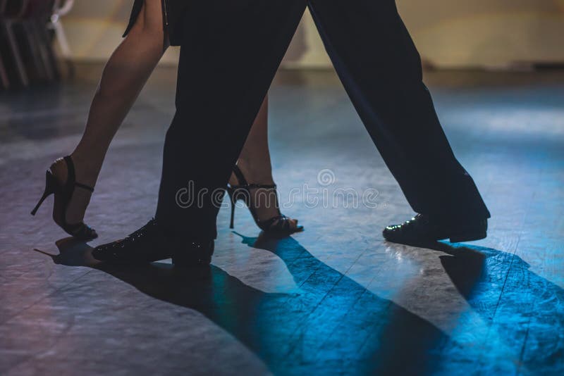 Zapatillas De Baile De Parejas Jóvenes Bailando Milonga Tradicional Latina Argentina En El Salón De Baile Tango Salsa Bachata de archivo - Imagen de funcionamiento, pares: 213591699