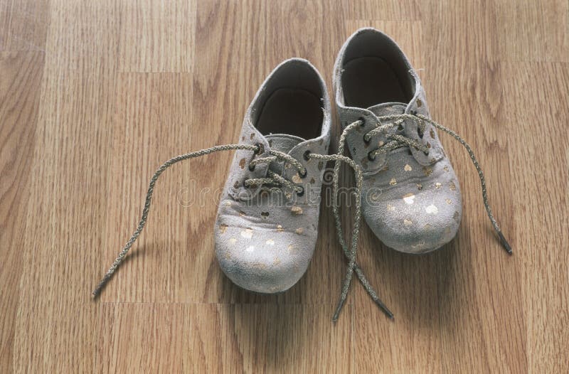 Zapatillas De Bebé Bien Desgastadas Con Estampado Cardíaco Con Cordones  Foto de archivo - Imagen de escolar, kindergarten: 162384264