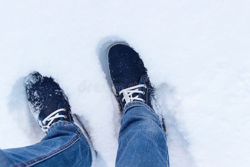 Zapatillas De Deporte Azules En Nieve Una Mirada Desde Arriba Foto de  archivo - Imagen de humano, abajo: 82925670