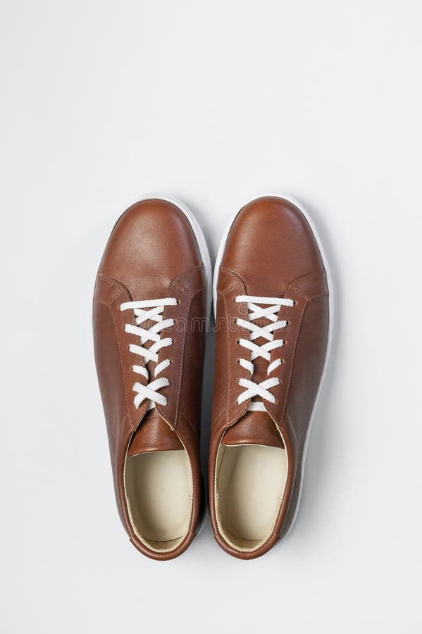 color Excremento pantalla Zapatillas De Deporte De Cuero Marrón Para Hombre Con Cordones Blancos Y Suelas De Goma Sobre Fondo Gris. Vista Superior Plana. Za Foto de archivo - Imagen de gris, fondo: 213545820 color Excremento pantalla Zapatillas De Deporte De Cuero Marrón Para Hombre Con Cordones Blancos Y Suelas De Goma Sobre Fondo Gris. Vista Superior Plana. Za Foto de archivo - Imagen de gris, fondo: 213545820